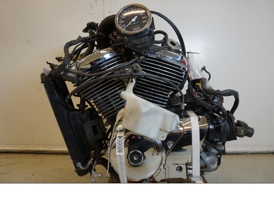 Framsidan på Motorpaket från en Suzuki VL 800 -2002 motorcykel.