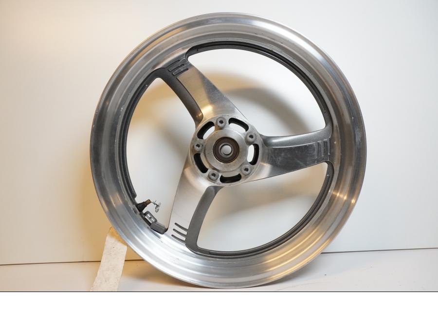 Snett nerifrån på Fälg från en Suzuki VZ 800 -2000 motorcykel.