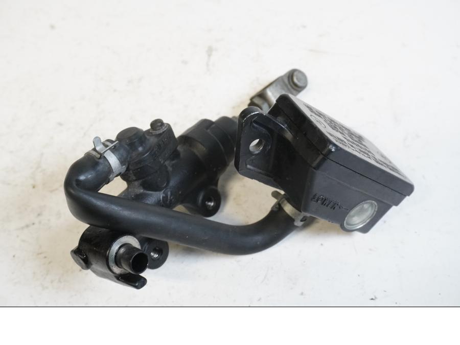 Framsidan på Bromshuvudcylinder från en Suzuki VL 1500 -1998 motorcykel.