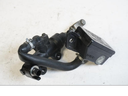 Framsidan på Bromshuvudcylinder från en Suzuki VL 1500 -1998 motorcykel.