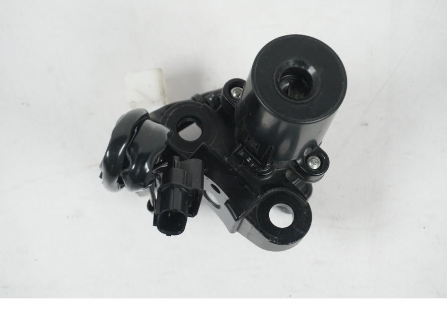 Snett uppifrån på <p>Låssats från Kawasaki Z 800 ABS 2014.</p>

<p>1st nyckel, tändningslås, immobilizer, immobilizer amplifier, tanklock, sadellås och CDI/ECU.</p> motorcykel.