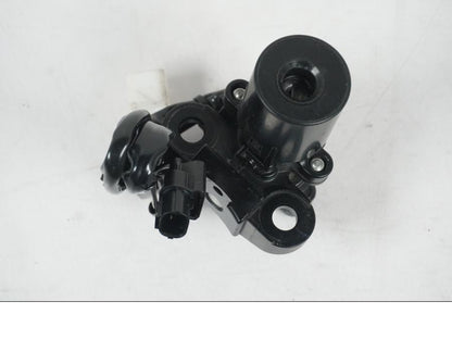 Snett uppifrån på <p>Låssats från Kawasaki Z 800 ABS 2014.</p>

<p>1st nyckel, tändningslås, immobilizer, immobilizer amplifier, tanklock, sadellås och CDI/ECU.</p> motorcykel.