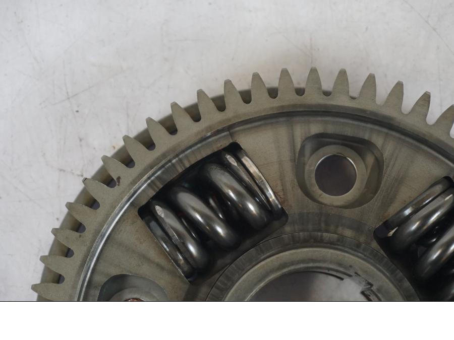 Snett uppifrån på Kopplingskorgsdrev från en BMW R 1200 GSA -2014 motorcykel.