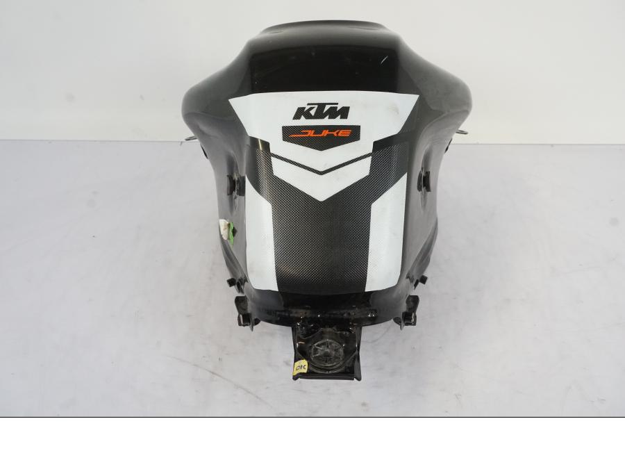Höger sida på Bensintank från en KTM 125 Duke -2017 motorcykel.