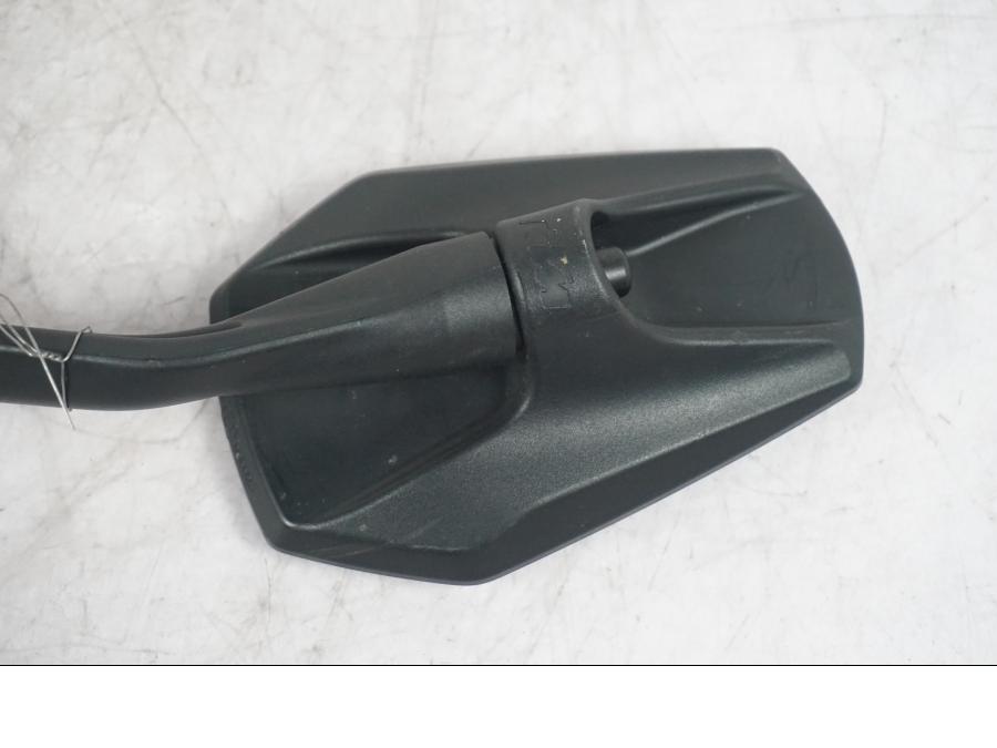 Baksidan på Backspegel från en KTM 1290 Super Duke GT -2020 motorcykel.