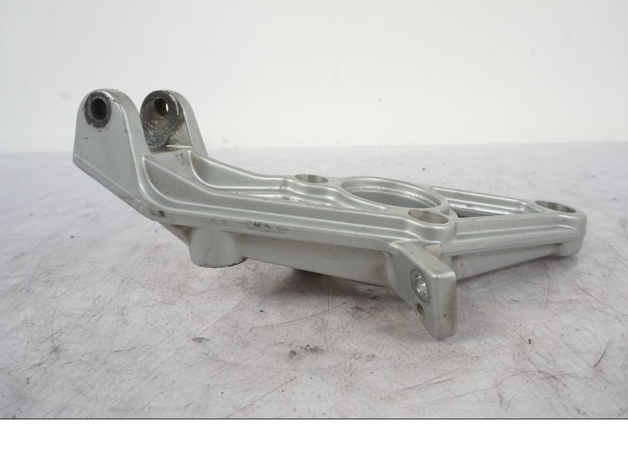 Baksidan på Fotpinnefäste från en BMW R 1150 GS -2002 motorcykel.