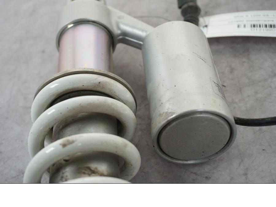 Snett nerifrån på Stötdämpare ESA från en BMW R 1200 GS -2013 motorcykel.