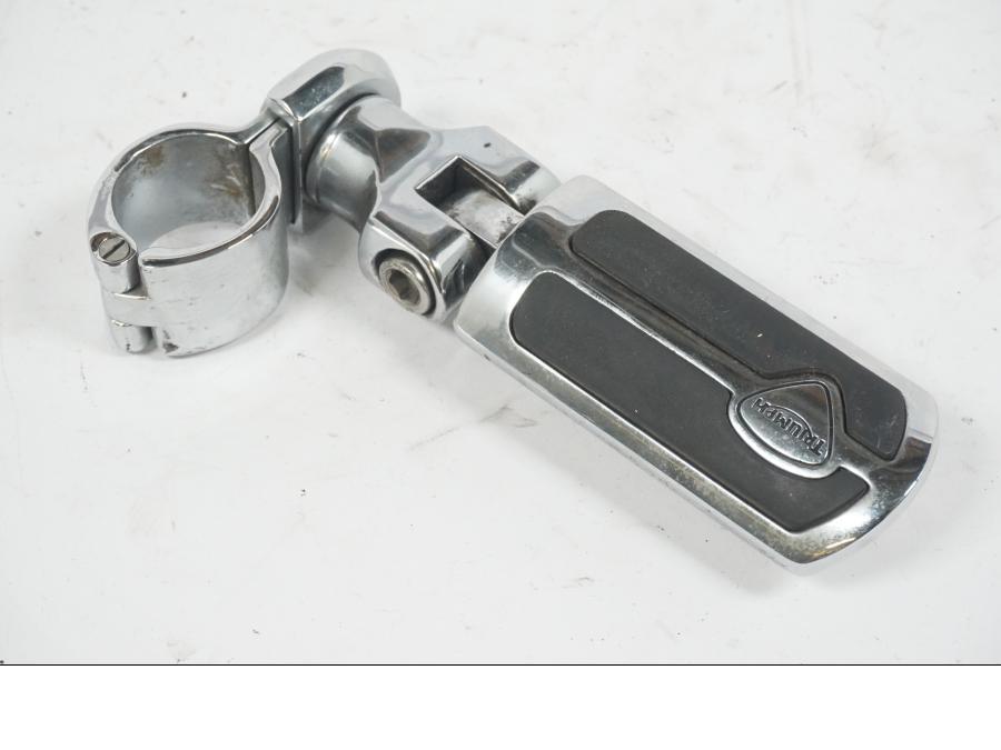 Baksidan på Highwaypegs från en Triumph Rocket III -2007 motorcykel.