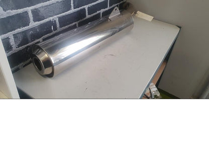 Baksidan på <p>Ljuddämpare från Honda VFR 800 2000.</p>

<p>Original. En mindre buckla samt ytliga repor finns.</p> motorcykel.