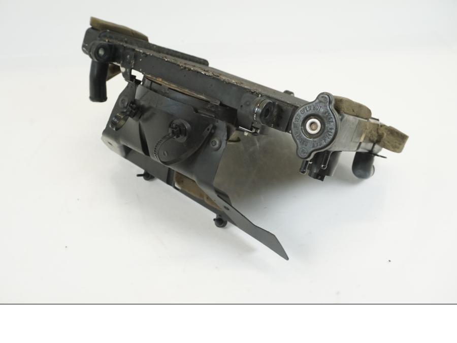 Höger sida på Vattenkyl från en Yamaha YZF R6 -1999 motorcykel.