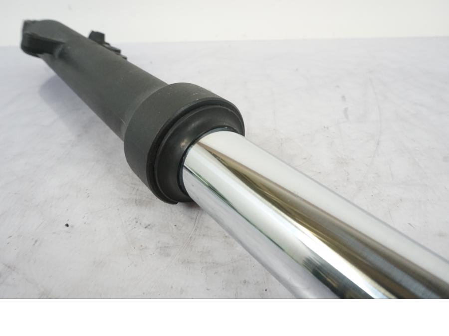 Snett uppifrån på Gaffelben från en Kawasaki ER-6N -2012 motorcykel.