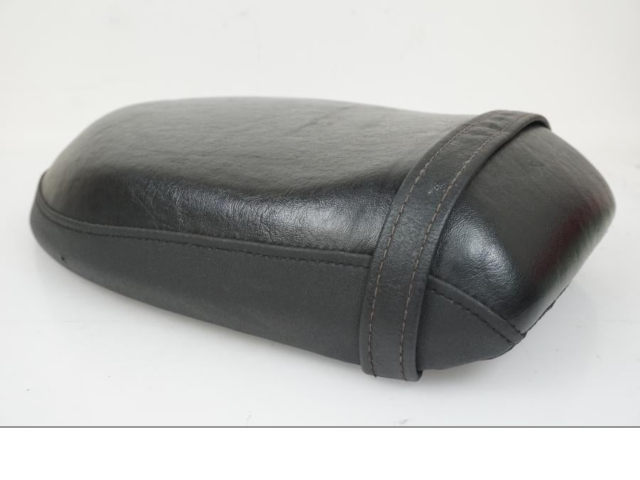 Höger sida på Sadel från en Yamaha XVS 950 -2010 motorcykel.