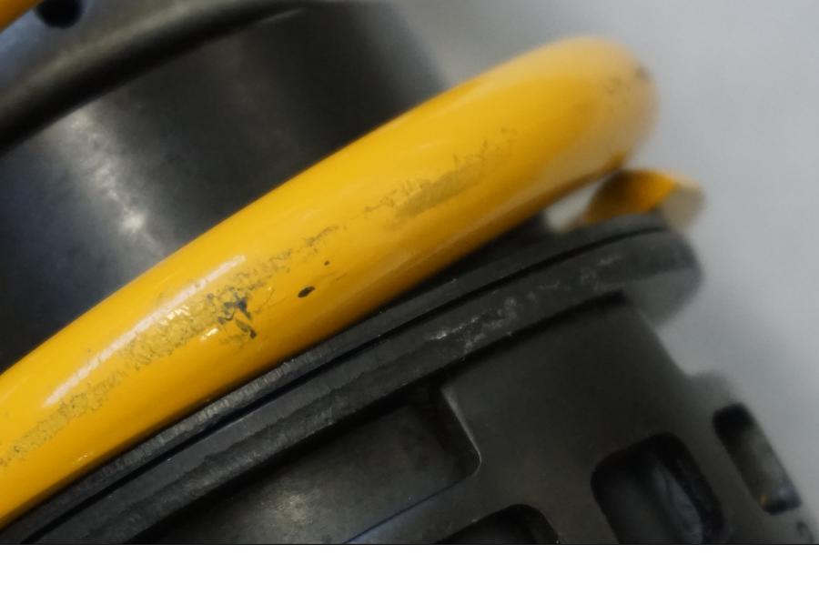 Snett nerifrån på Stötdämpare från en Honda CBR 600 RR -2004 motorcykel.