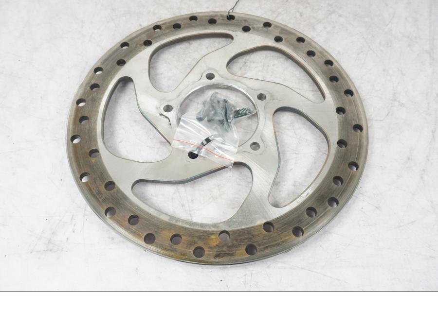 Snett nerifrån på Bromsskiva från en Ducati Multistrada V4 -2024 motorcykel.