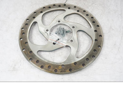 Snett nerifrån på Bromsskiva från en Ducati Multistrada V4 -2024 motorcykel.