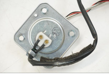 Snett nerifrån på Bensinmätare från en Honda CB 600 F -2008 motorcykel.