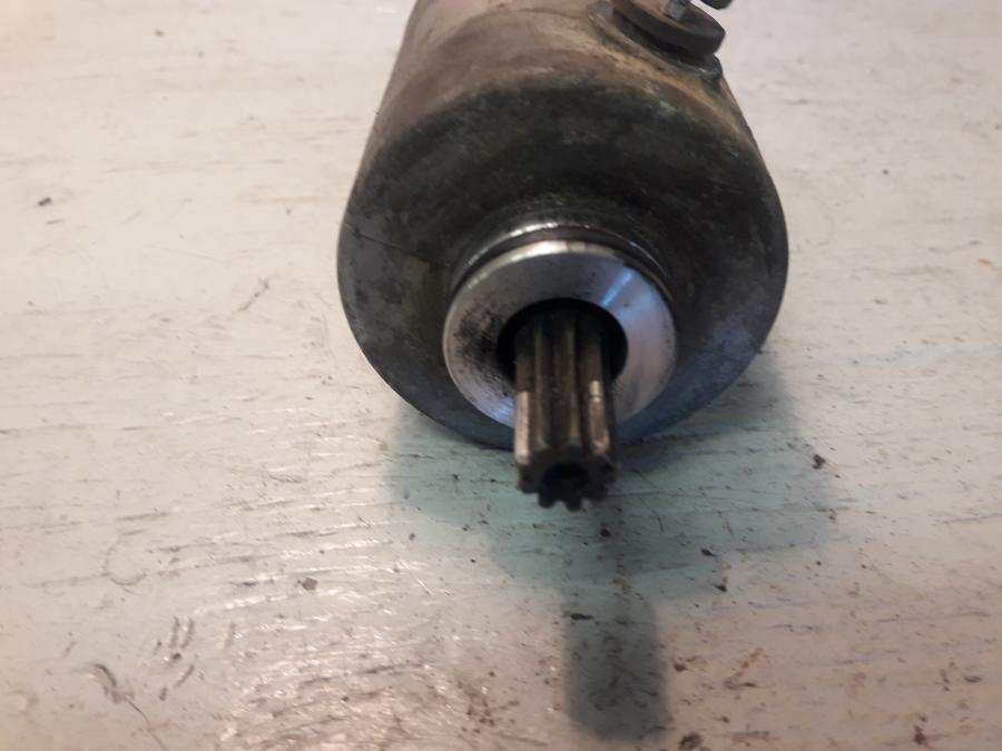 Baksidan på Startmotor från en Yamaha Cygnus -2007 motorcykel.