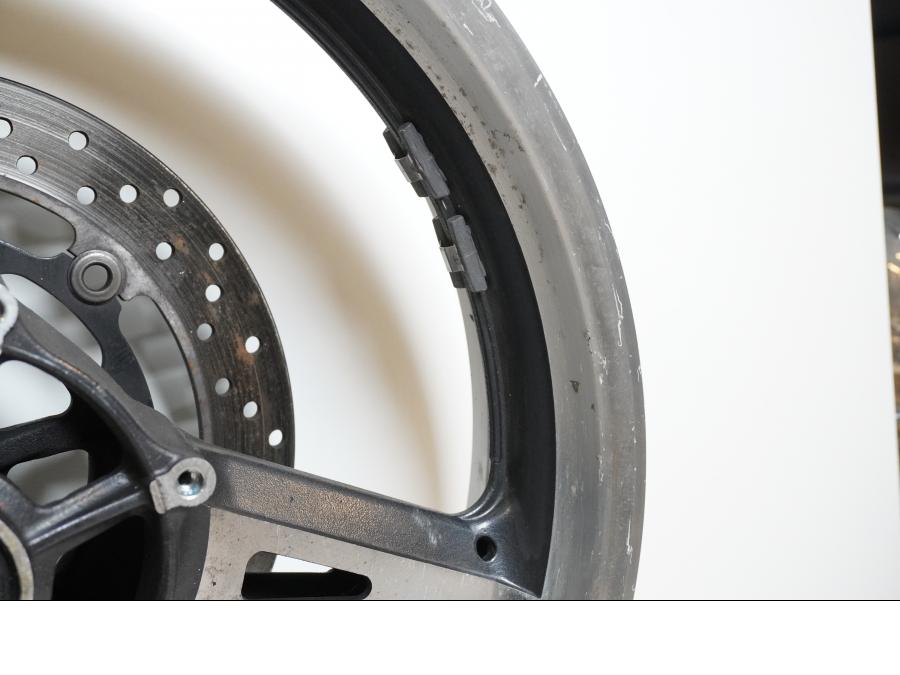 Vänster sida på Fälg från en Yamaha XV 1700 -2003 motorcykel.