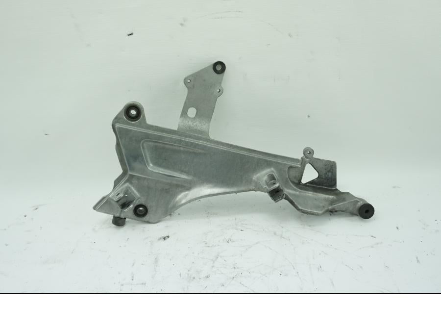 Framsidan på Fotpinnefäste från en Honda ST 1100 -1999 motorcykel.