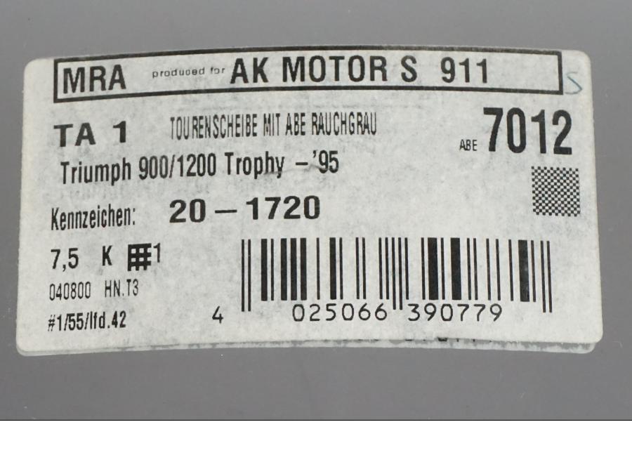 Snett nerifrån på Vindruta från en Triumph Trophy 900 -1995 motorcykel.