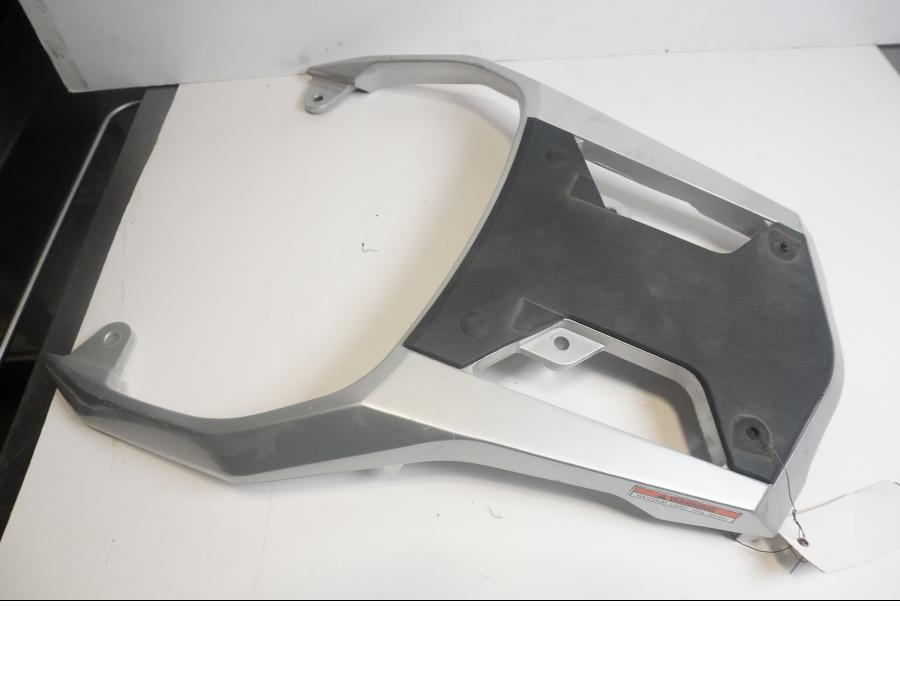 Framsidan på Pakethållare från en Suzuki DL 1000 -2004 motorcykel.