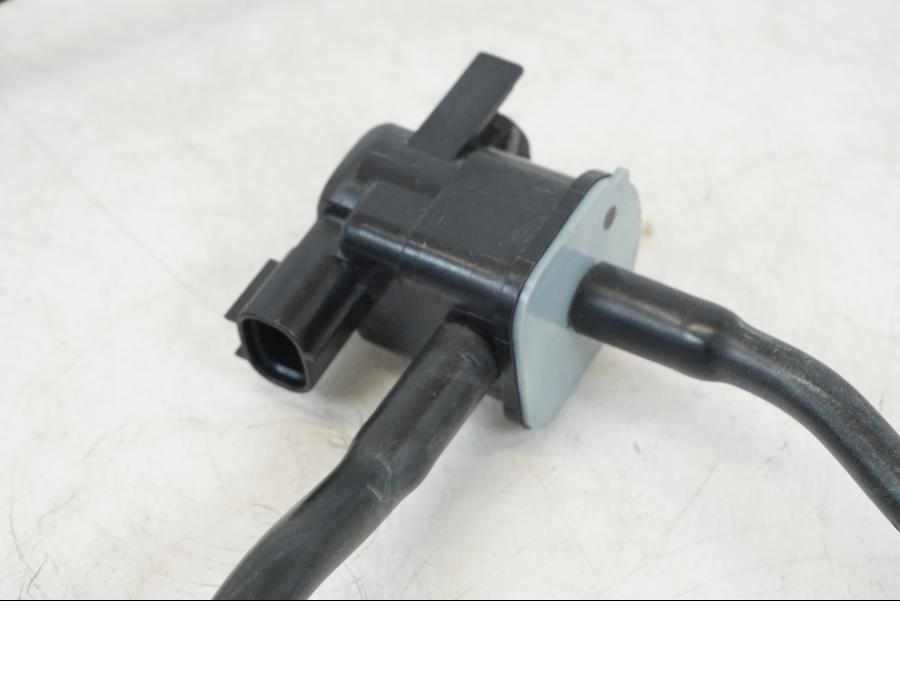 Baksidan på Bensintanksavluftare från en Triumph Speed Triple -2021 motorcykel.