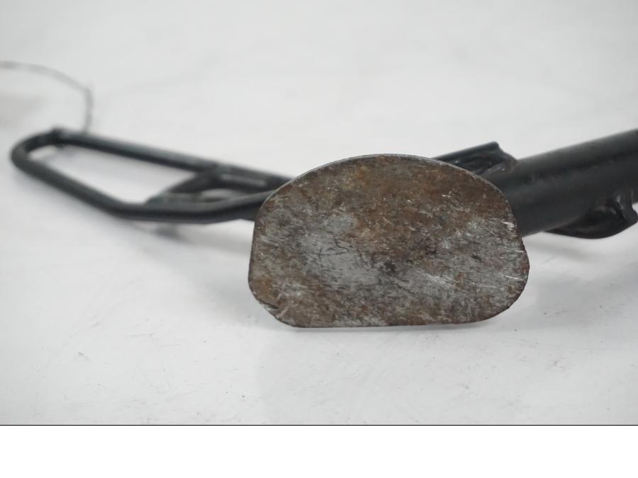 Baksidan på Sidostöd från en BMW F 650 CS -2002 motorcykel.