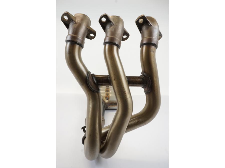 Snett nerifrån på Avgassystem från en Triumph Trident -2021 motorcykel.