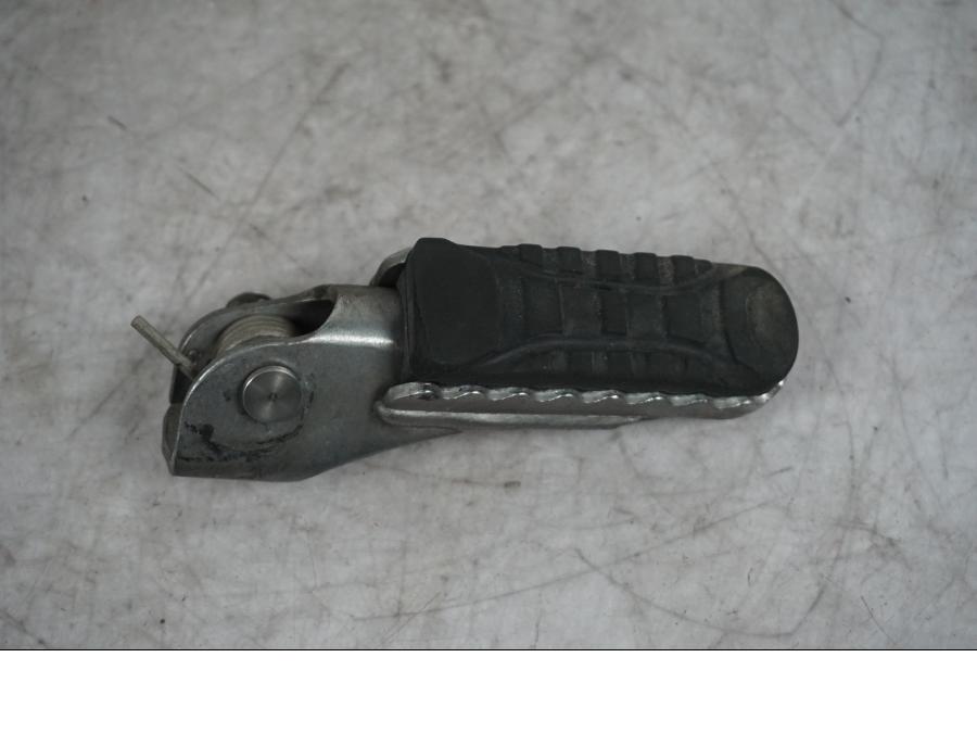 Baksidan på Fotpinne från en BMW S 1000 XR -2019 motorcykel.