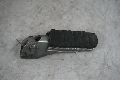 Baksidan på Fotpinne från en BMW S 1000 XR -2019 motorcykel.