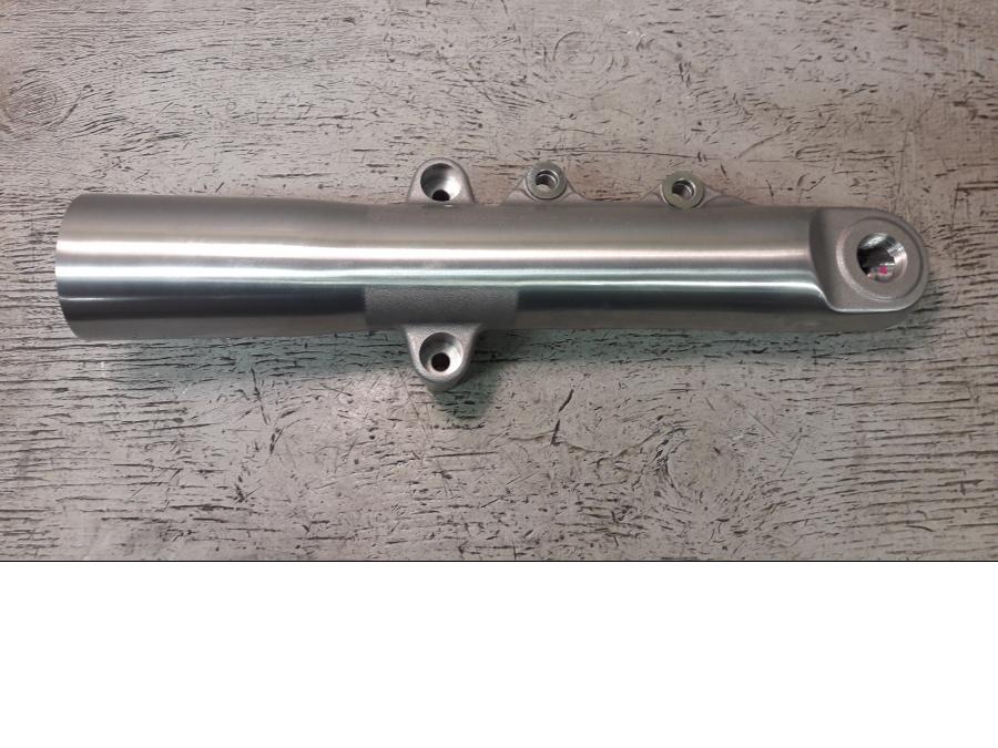 Framsidan på Gaffelben från en H-D Fat Boy -2020 motorcykel.