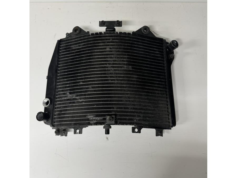 Baksidan på Vattenkyl från en Kawasaki ZZR 1200 -2002 motorcykel.