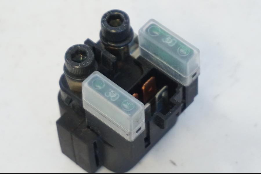 Vänster sida på Startrelä från en Kawasaki ER-6N -2012 motorcykel.