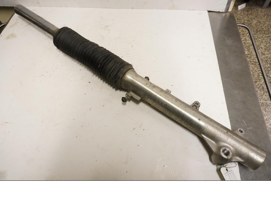 Framsidan på Gaffelben från en Honda XL 650 V -2000 motorcykel.