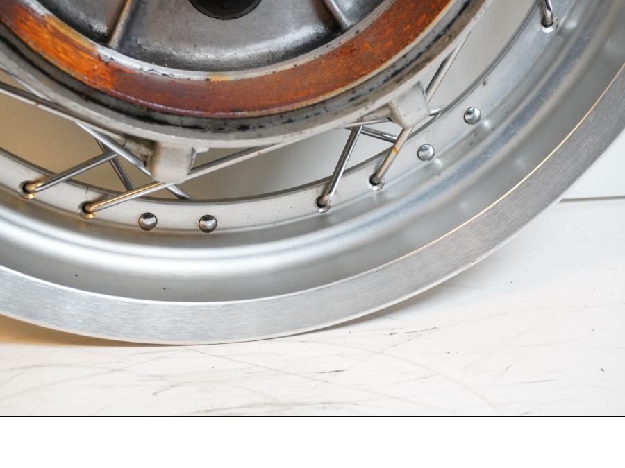 Höger sida på Fälg från en Yamaha XV 1100 -1995 motorcykel.