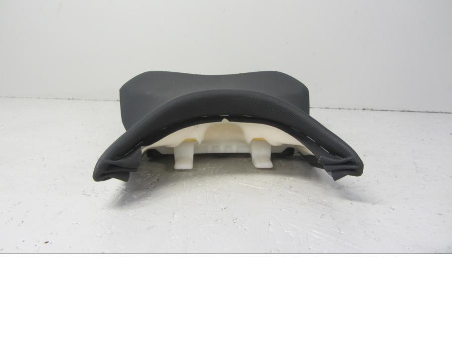 Vänster sida på <p>Sadel fram från Kawasaki Z 800 2013.</p>

<p>Seat-assy, Fr, Black (13-16) se bilder.</p> motorcykel.