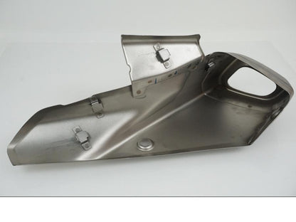 Snett nerifrån på Ljuddämpardekor från en Honda CB 650 R -2021 motorcykel.