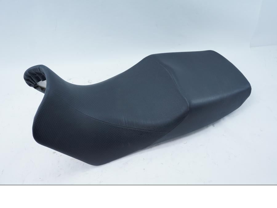 Baksidan på Sadel från en Suzuki DL 650 -2004 motorcykel.