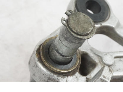 Vänster sida på Fotpinnefäste från en Honda CBR 1000 F -1999 motorcykel.