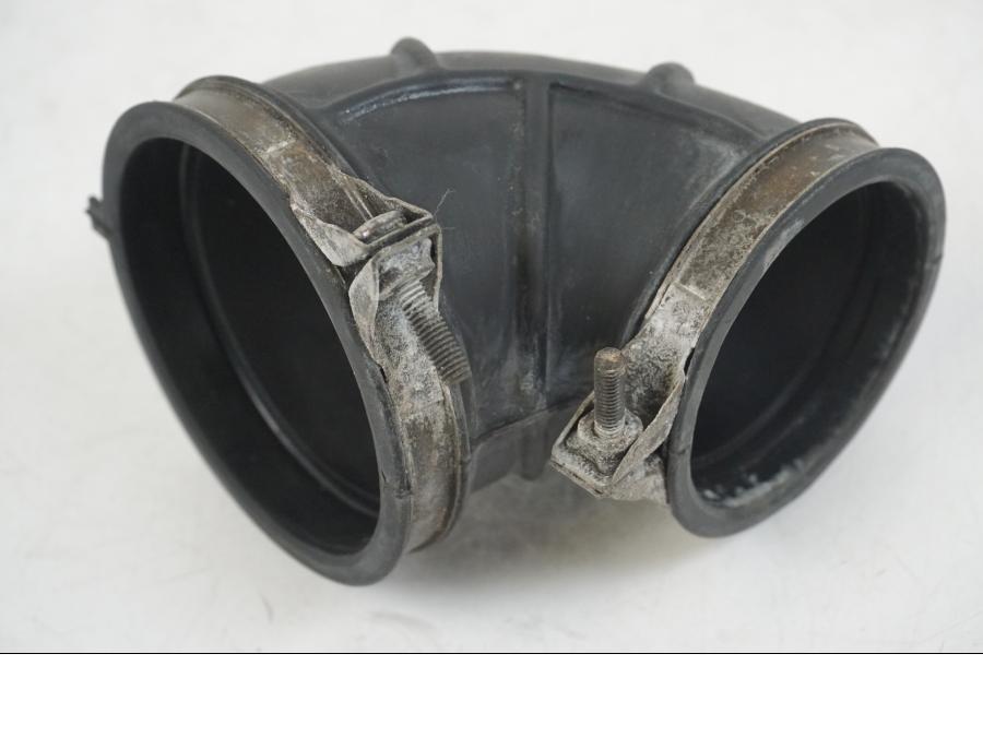 Vänster sida på Luftrör från en Suzuki VS 1400 -1999 motorcykel.