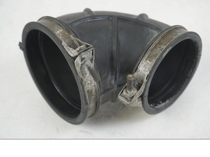 Vänster sida på Luftrör från en Suzuki VS 1400 -1999 motorcykel.