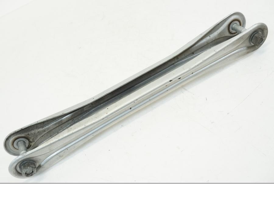 Baksidan på Parallellstag från en BMW K 1200 LT -2004 motorcykel.