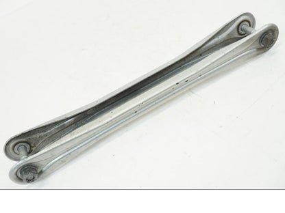 Baksidan på Parallellstag från en BMW K 1200 LT -2004 motorcykel.