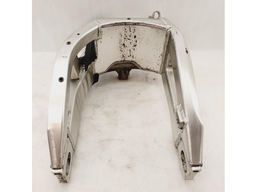 Höger sida på Sving från en Honda CBR 900 RR -2003 motorcykel.