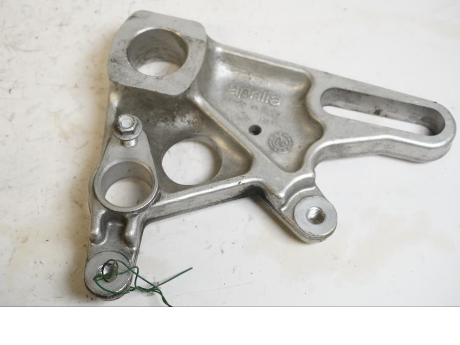 Baksidan på Bromsoksfäste från en Aprilia RSV 1000 -2008 motorcykel.