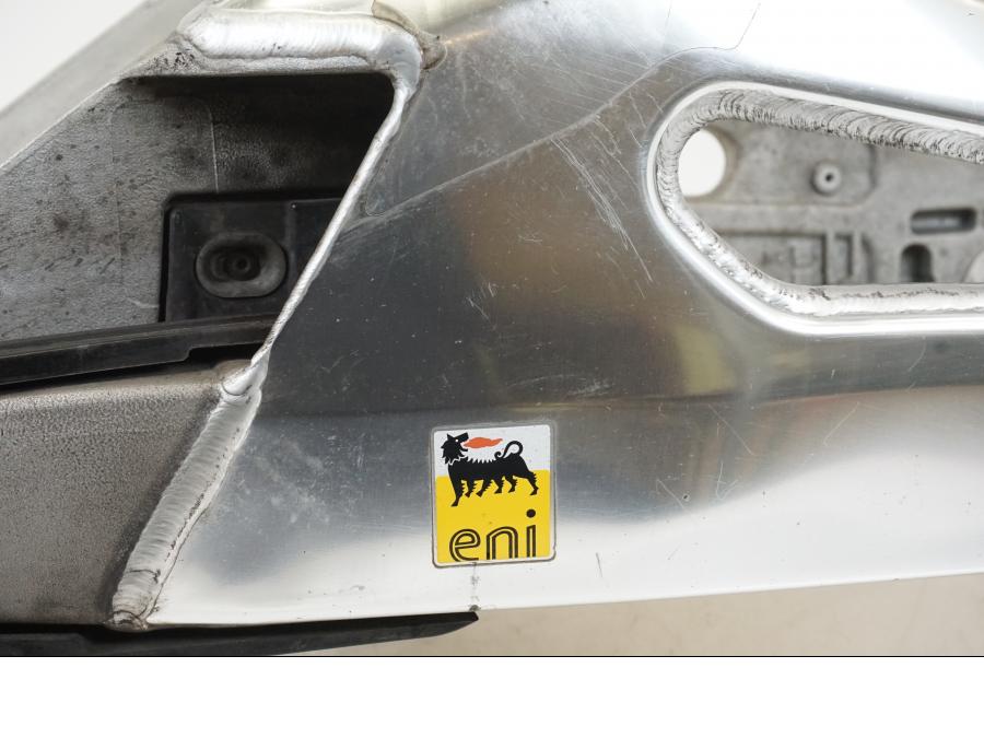 Höger sida på Sving från en Aprilia Tuono V4R -2011 motorcykel.