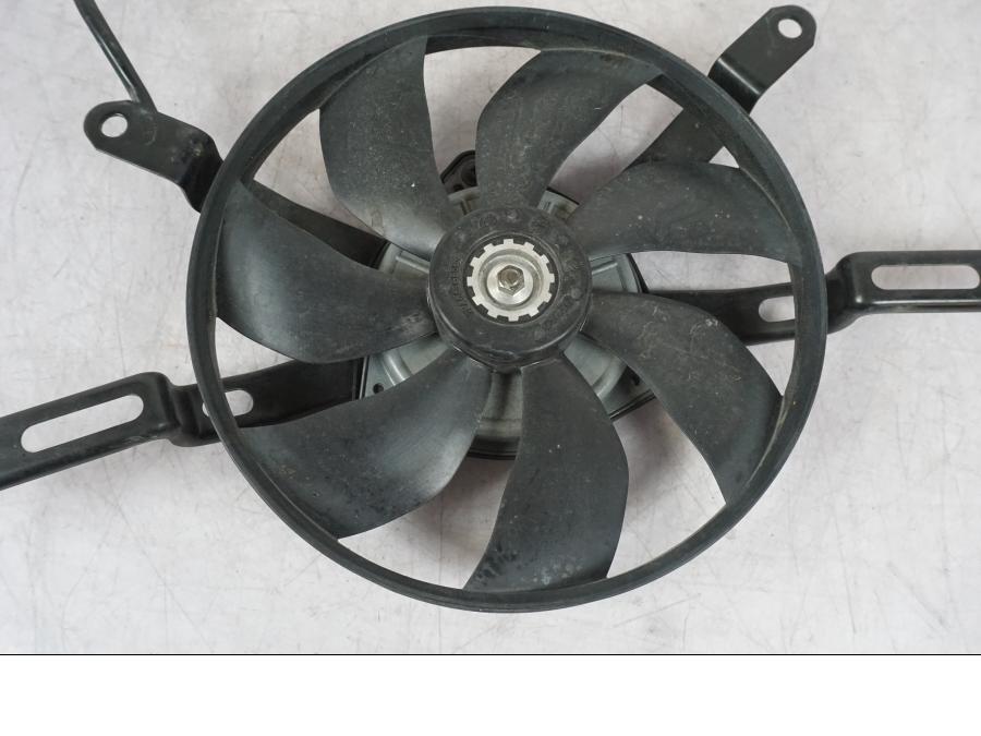 Baksidan på Vattenkylfläkt från en Yamaha MT-09 -2016 motorcykel.