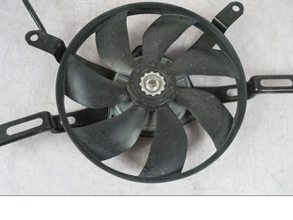 Baksidan på Vattenkylfläkt från en Yamaha MT-09 -2016 motorcykel.