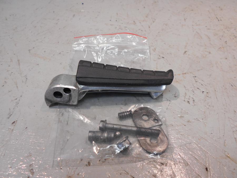 Framsidan på Fotpinne från en Yamaha TDM 850 -1999 motorcykel.