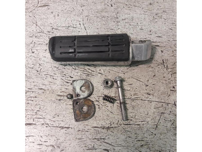 Framsidan på Fotpinne från en Yamaha FZ-S 600 -2000 motorcykel.